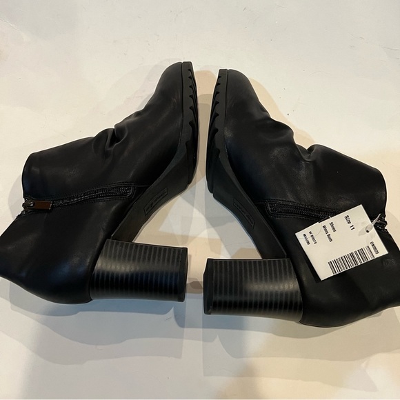 Easy Street Women's Breena Ankle Bootie - Picture 11 of 16